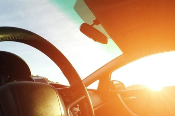 ¿Cómo enfriar el interior de un coche cuando hace calor?