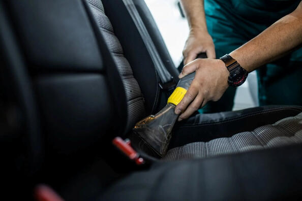 ¿Cuál es la diferencia entre la limpieza en seco del interior del coche y la habitual?