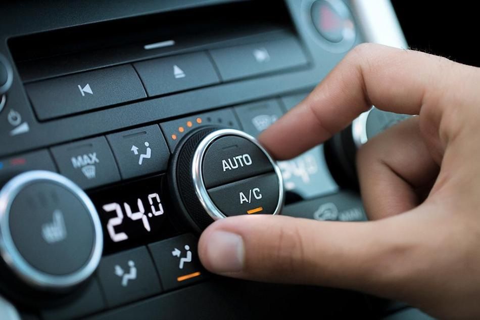 ¿Cómo utilizar correctamente el aire acondicionado en un coche cuando hace calor?