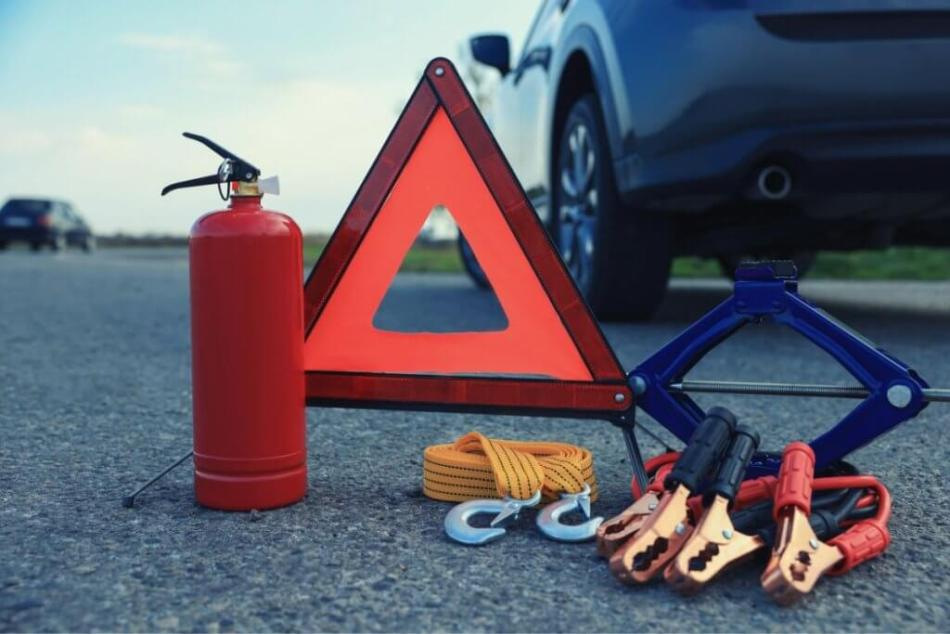 ¿Qué debe haber en el coche en caso de una situación imprevista?