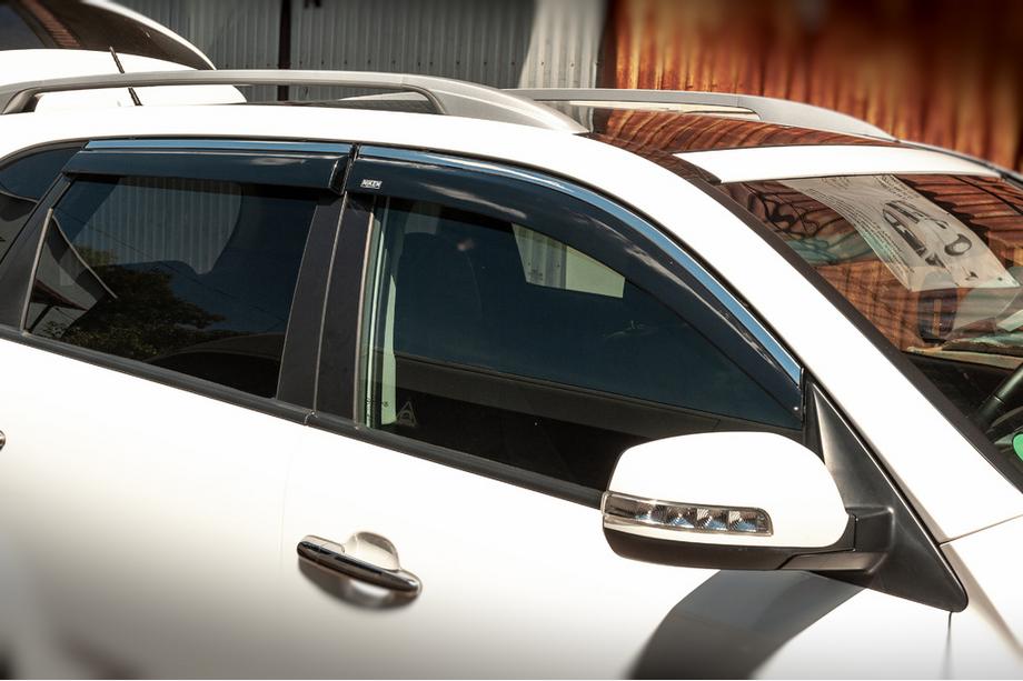 Kia Sorento II XM 2009-2014 Deflectores de ventana con moldura cromada (4 uds, Niken) Image