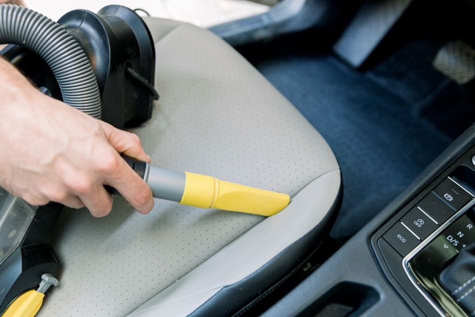 ¿Cómo limpiar lugares de difícil acceso en el coche?