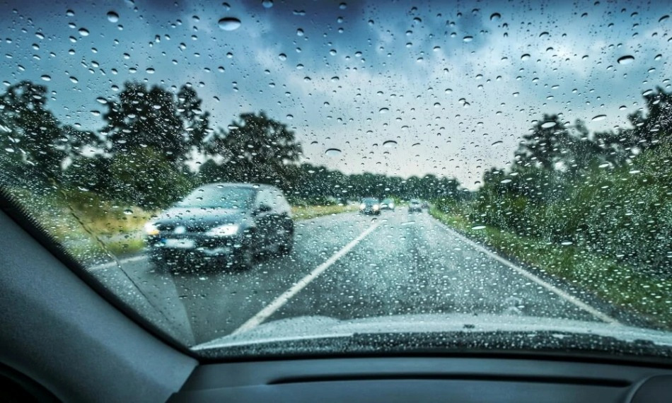 Cómo evitar un accidente en carretera mojada: algunos consejos