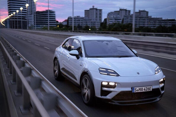 Revisión de la segunda generación del crossover Porsche Macan Electric 2024 Foto 1
