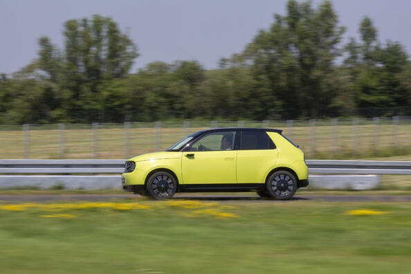 Honda e hatchback: una revisión de un automóvil eléctrico compacto de alta tecnología Foto 3