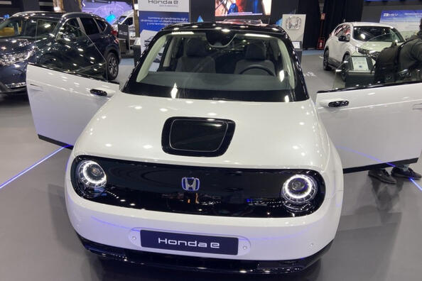 Honda e hatchback: una revisión de un automóvil eléctrico compacto de alta tecnología Foto 2