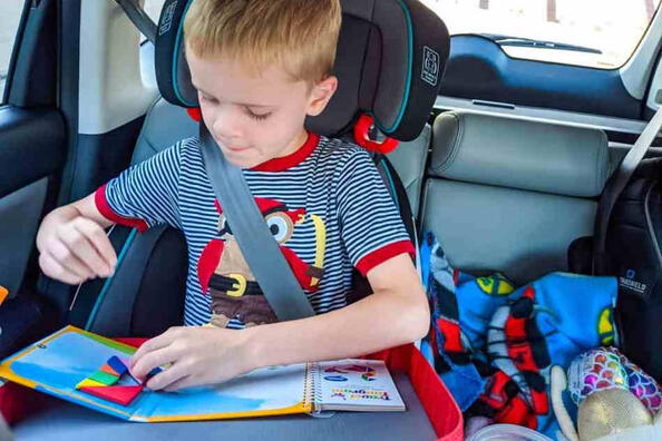 ¿Cómo entretener a un niño en la carretera en un coche?