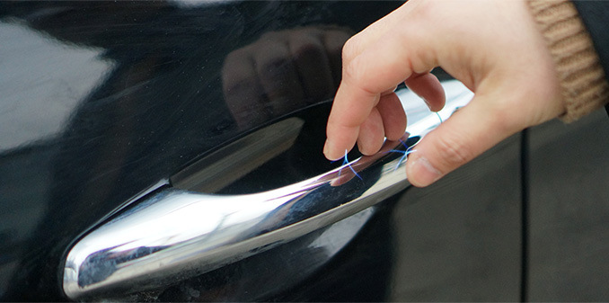 ¿Por qué a veces el coche se electrocuta?
