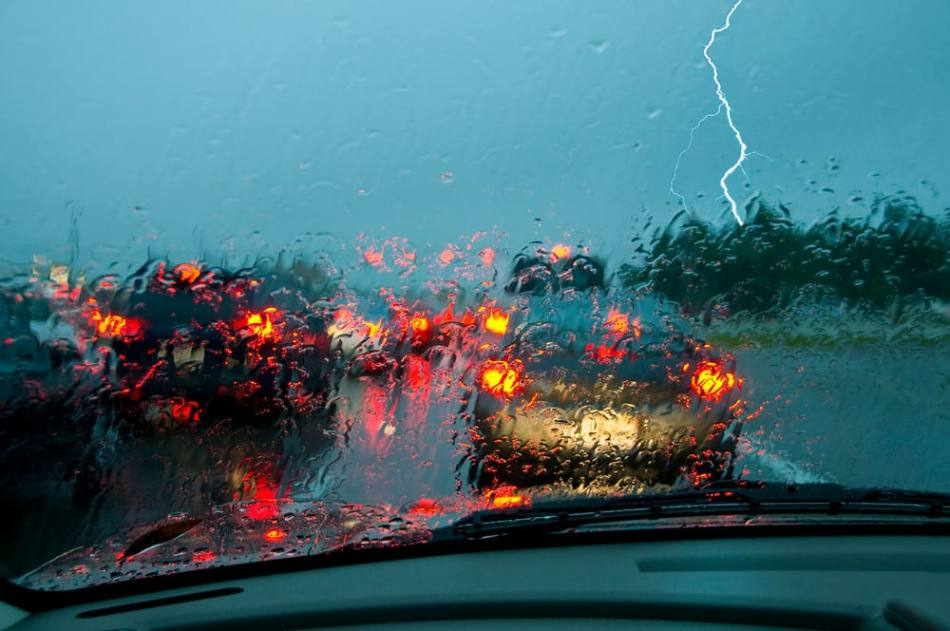 Si cae una tormenta en el coche: ¿qué hacer?