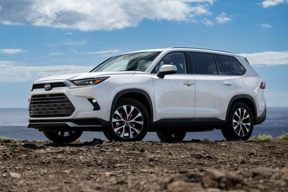 Revisión del crossover grande Toyota Grand Highlander Foto 3