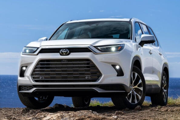 Revisión del crossover grande Toyota Grand Highlander Foto 2