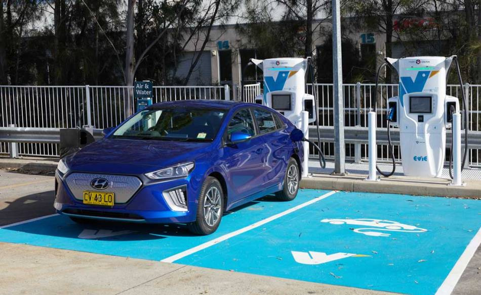 ¿Es el calor del verano el enemigo de un coche eléctrico? Entendemos cómo afecta el calor a la reserva de marcha.