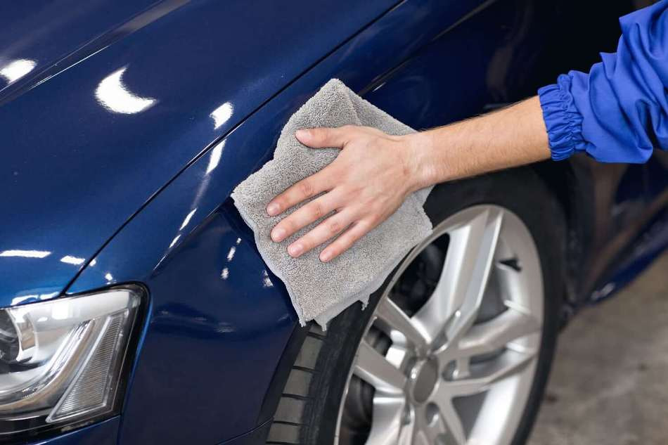 Una carrocería brillante con tus propias manos: los secretos de aplicar cera para autos