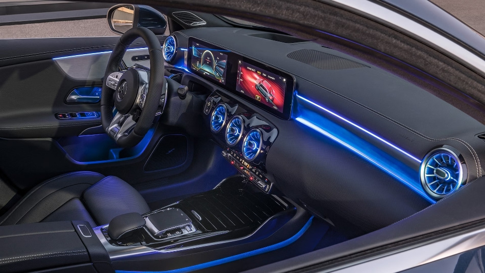 La magia de la luz: todo sobre la iluminación ambiental en el interior del coche