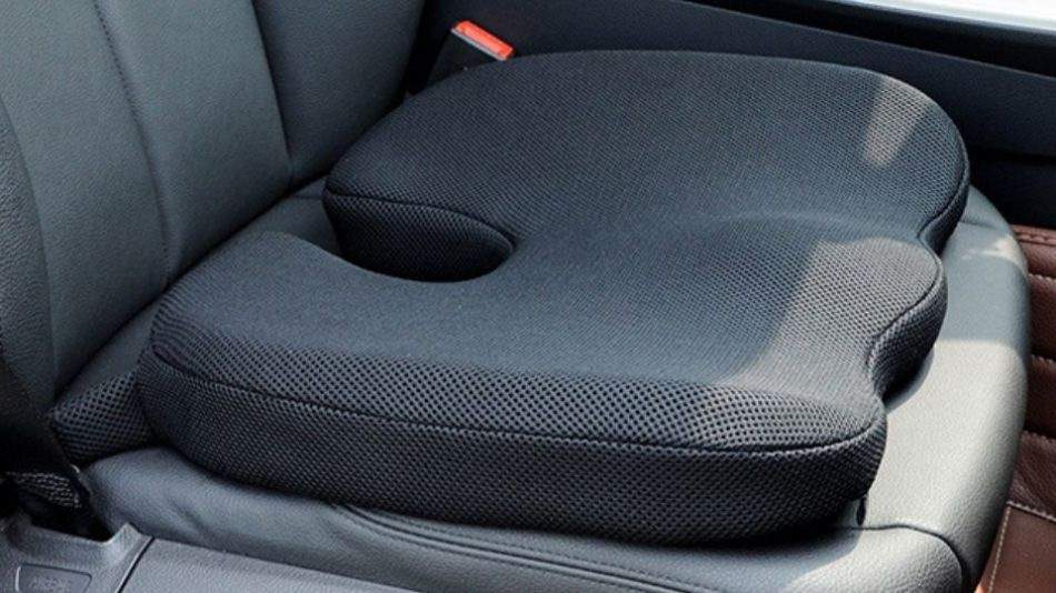 Elegimos una almohada ortopédica para el asiento del coche.