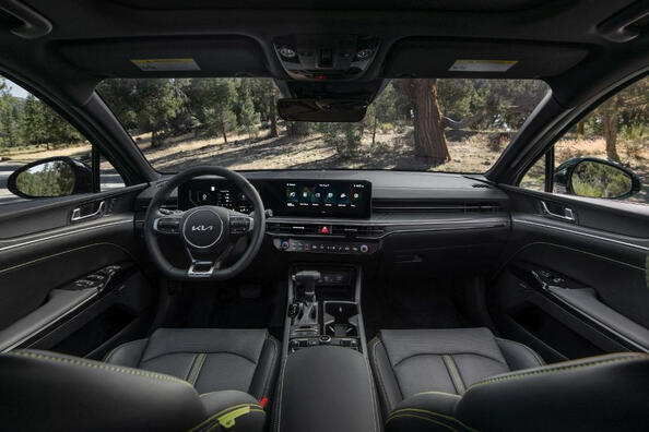 Revisión de Kia K5 2023: sedán de clase ejecutiva actualizado Foto 5