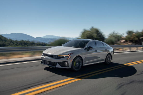 Revisión de Kia K5 2023: sedán de clase ejecutiva actualizado Foto 1