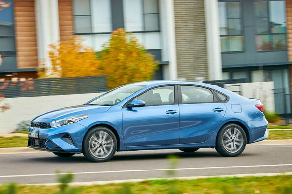 Descripción general del elegante y práctico sedán urbano KIA Cerato Foto 2