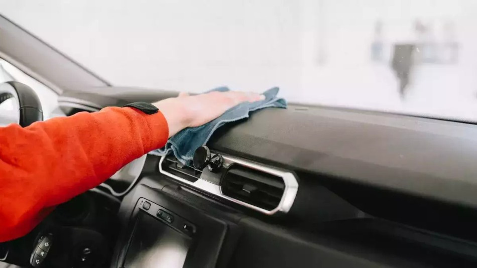 ¿Cómo restaurar el plástico en el interior del coche?