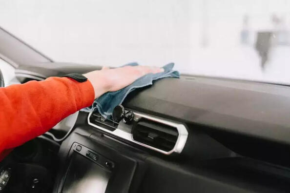 ¿Cómo restaurar el plástico en el interior del coche?