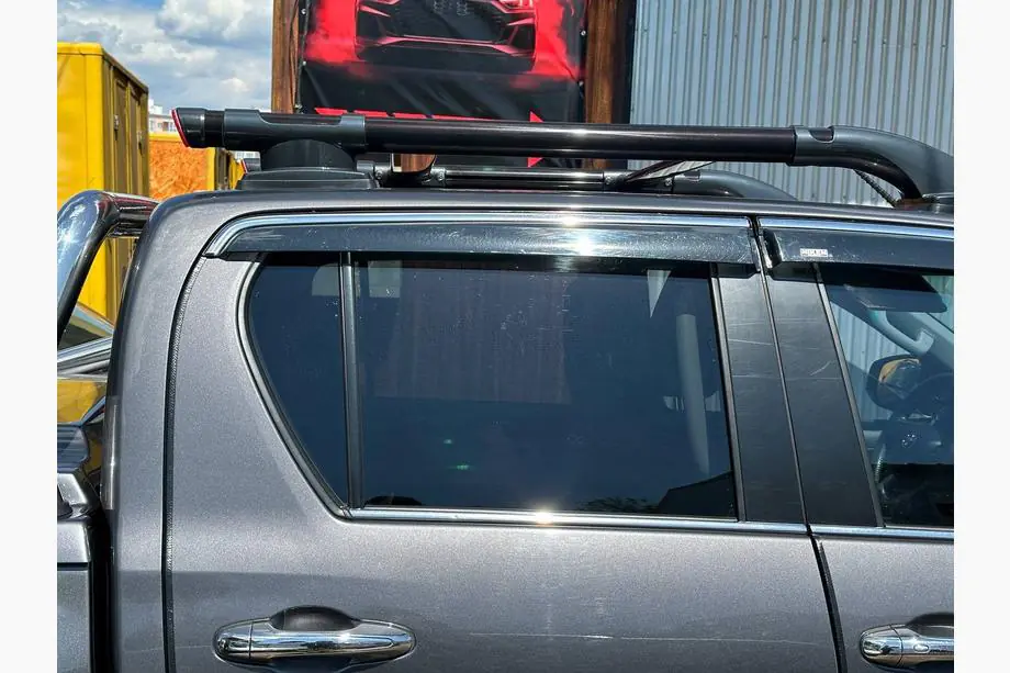 Toyota Hilux 2015- Barras de techo Shark con travesaño Foto 4