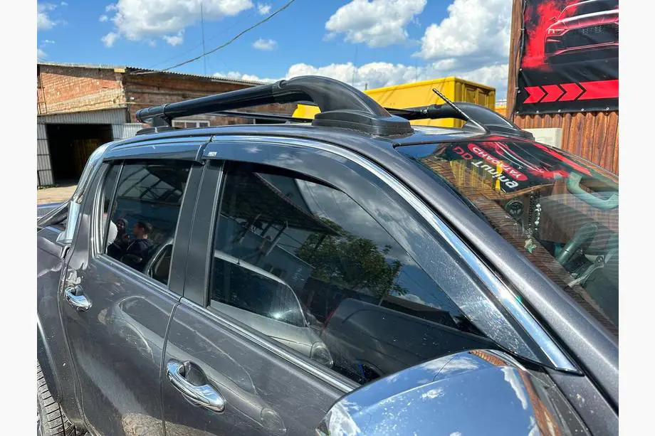 Toyota Hilux 2015- Barras de techo Shark con travesaño Foto 5