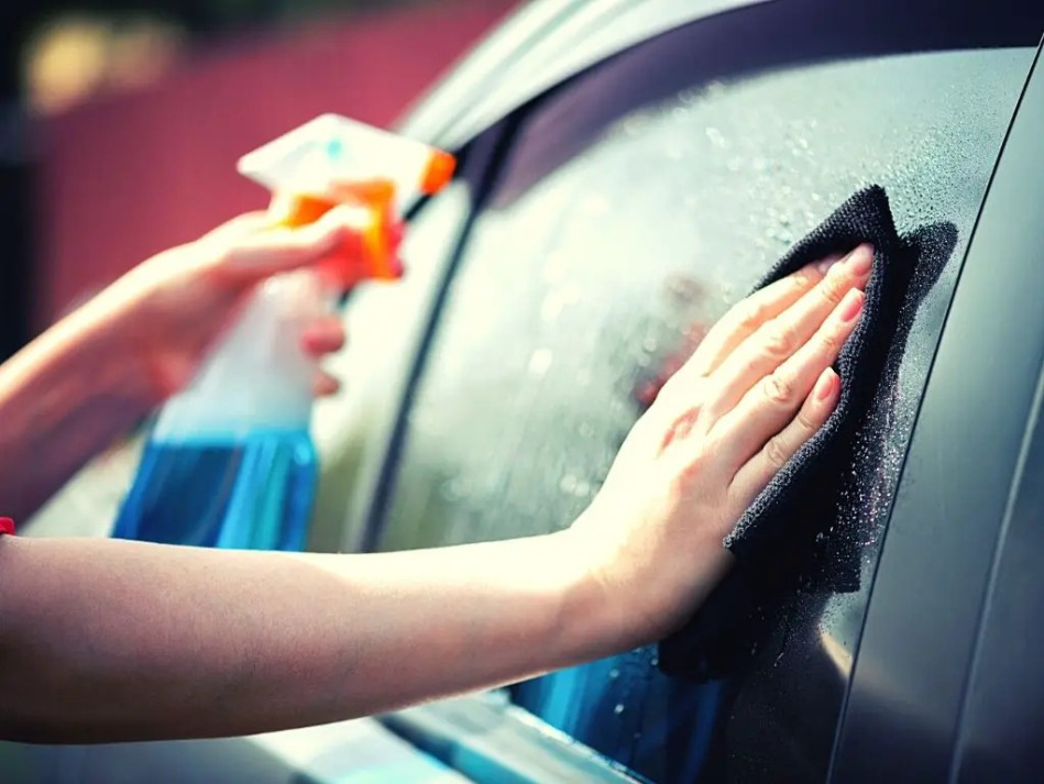 Cómo eliminar restos de cinta adhesiva del cristal del coche