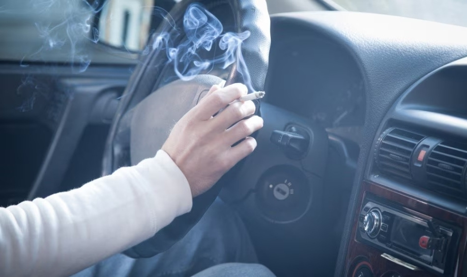 Cómo deshacerse del olor a cigarrillo en un coche