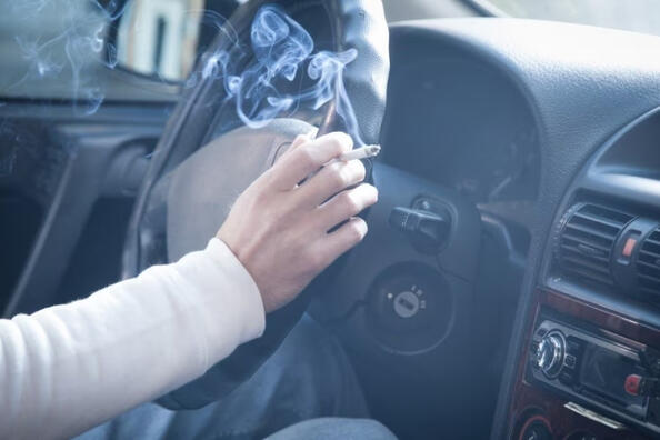 Cómo deshacerse del olor a cigarrillo en un coche Foto 1