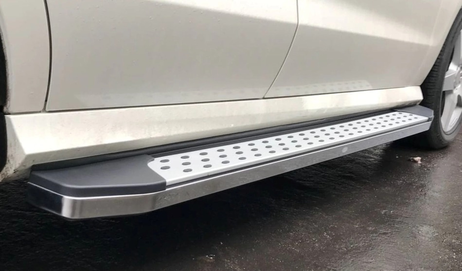 ¿Por qué se necesitan estribos laterales en un coche?