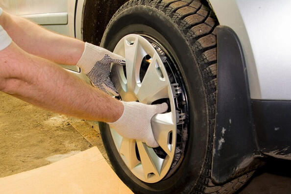 ¿Cómo instalar tapones en las ruedas del coche?