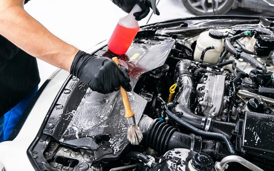 Cómo lavar correctamente el compartimento del motor de un coche.