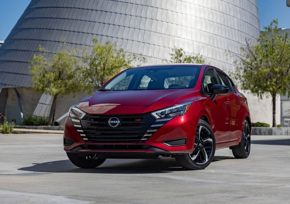 Revisión del sedán actualizado Nissan Versa