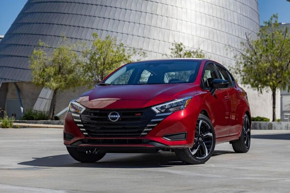 Revisión del sedán actualizado Nissan Versa