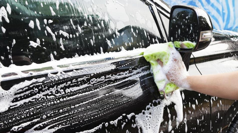 ¿Es posible lavar el coche con productos del hogar?