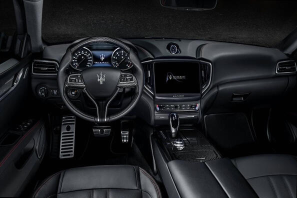 Revisión del sedán italiano de alto rendimiento Maserati Ghibli Foto 7