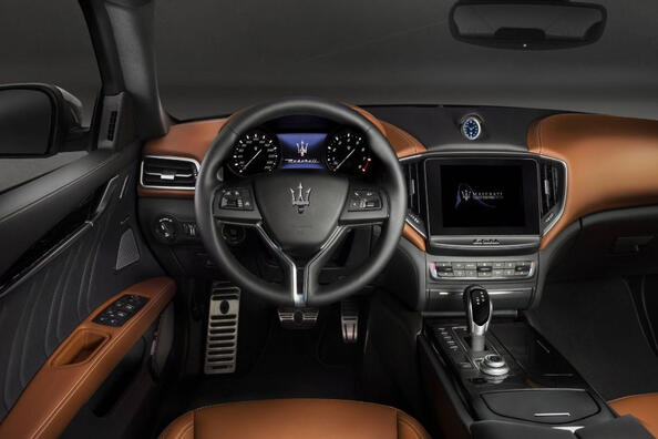 Revisión del sedán italiano de alto rendimiento Maserati Ghibli Foto 5