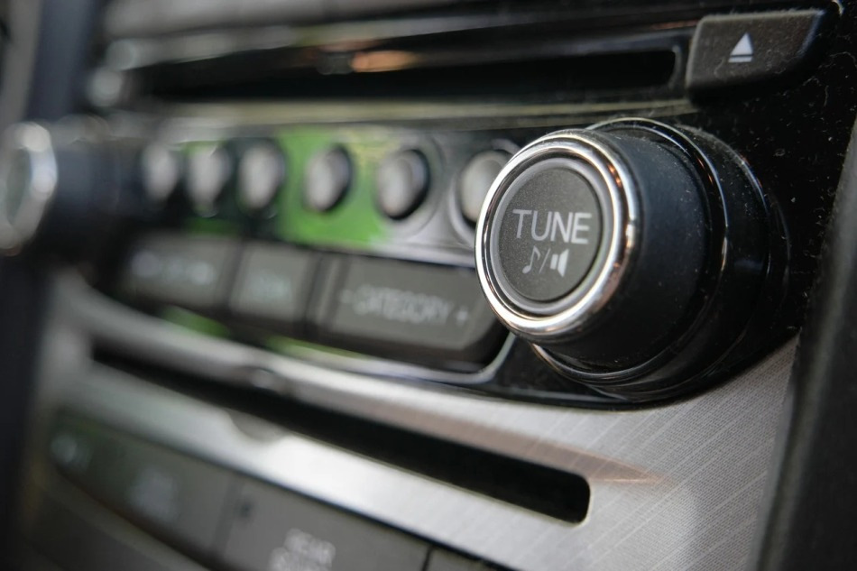 ¿Cómo mejorar el sonido del sistema de audio del coche?