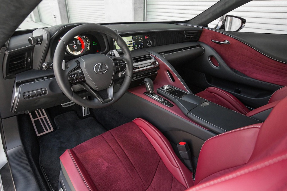 Alcantara en el interior del coche: ventajas y características.