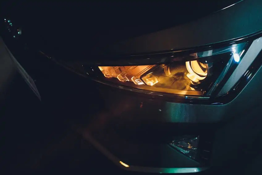 ¿Por qué los faros de los coches brillan débilmente? Análisis detallado de los motivos.