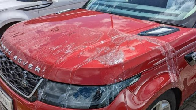 ¿Qué hacer si el coche está cubierto de pintura o ácido?