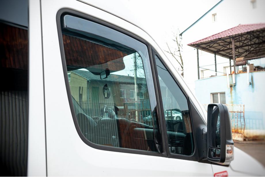 Volkswagen Crafter 2006-2016 Deflectores de ventana insertables (ahumados, 2 uds., Cagatay) Foto 5