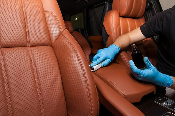 ¿Qué hacer si la piel del interior del coche está agrietada?