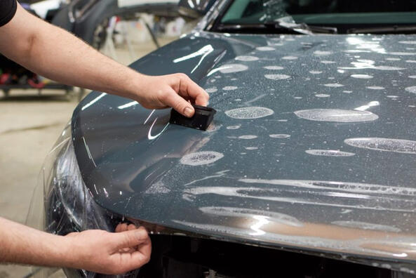 Vinilo o poliuretano: ¿cuál es mejor para un coche?