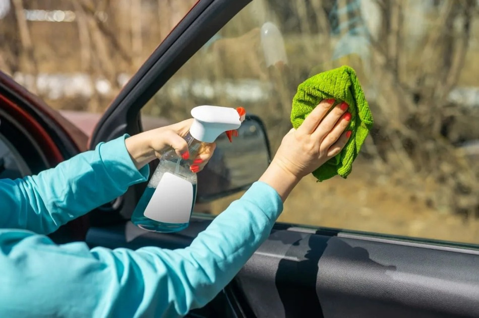 Cómo cuidar los cristales del coche: limpieza y protección contra daños