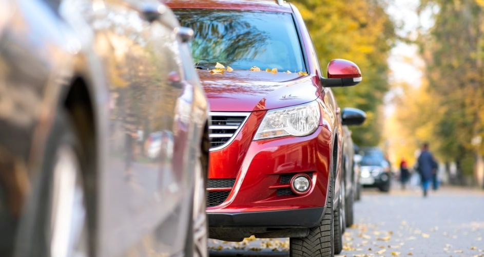 Guardar el coche al aire libre: ¿es peligroso?
