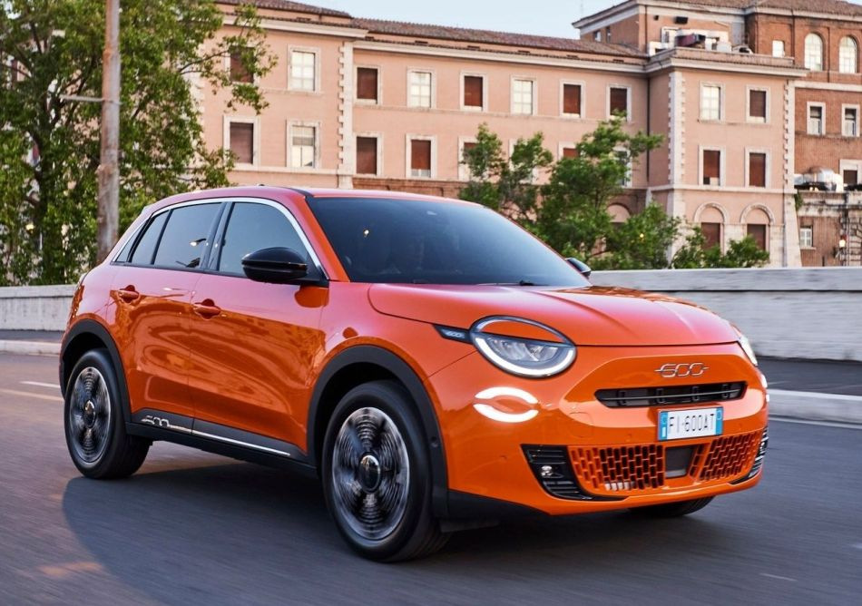 Revisión del Fiat 600e: coche eléctrico compacto con encanto italiano