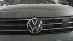 Volkswagen Jetta 2011-2018 Emblema delantero foto 2