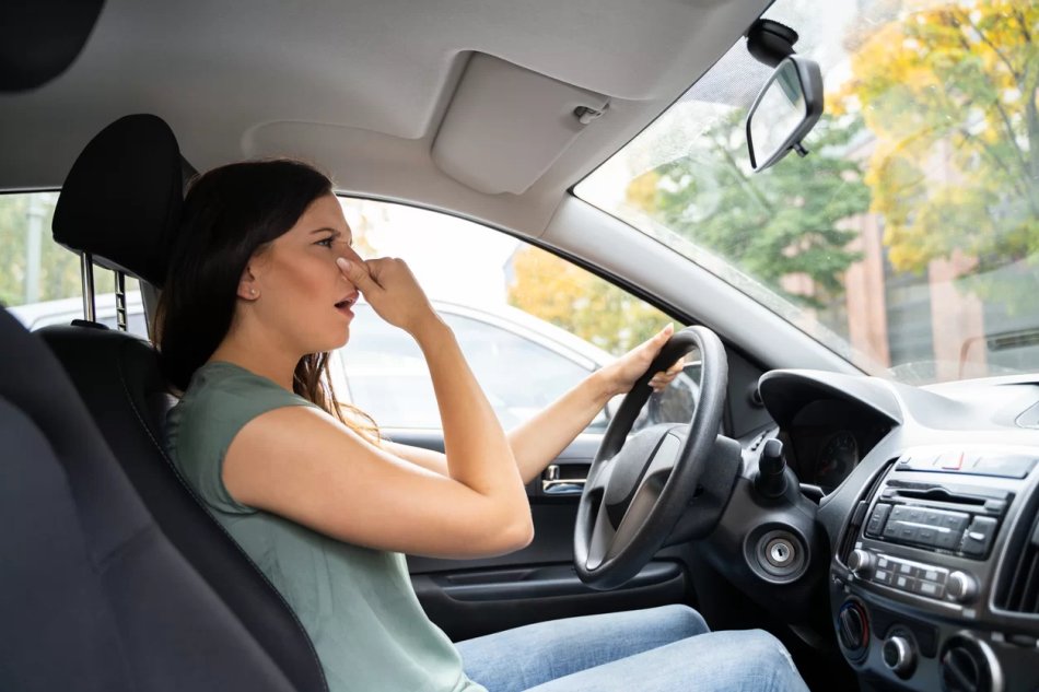 ¿Qué hacer si hay un olor desagradable en el coche?