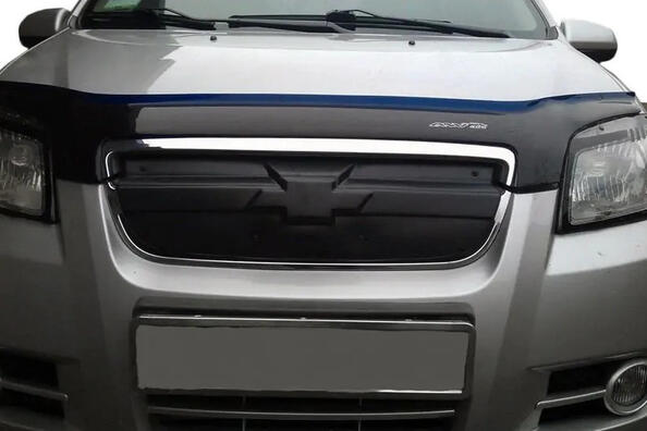 ¿Cómo cerrar la parrilla del radiador de un coche?